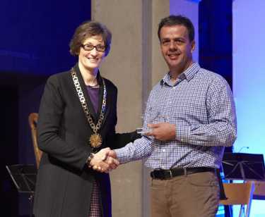 Foto of Dr. Ulrich Genick receiving the Golden Owl Award from rector Prof. Sarah Springman